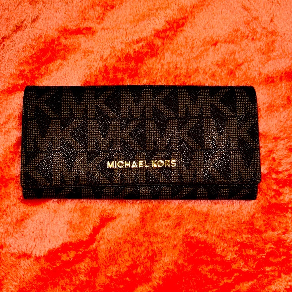 Michael Kors Wallet. 6 credit card slots, Zipper coin pouch. Some minor wear.